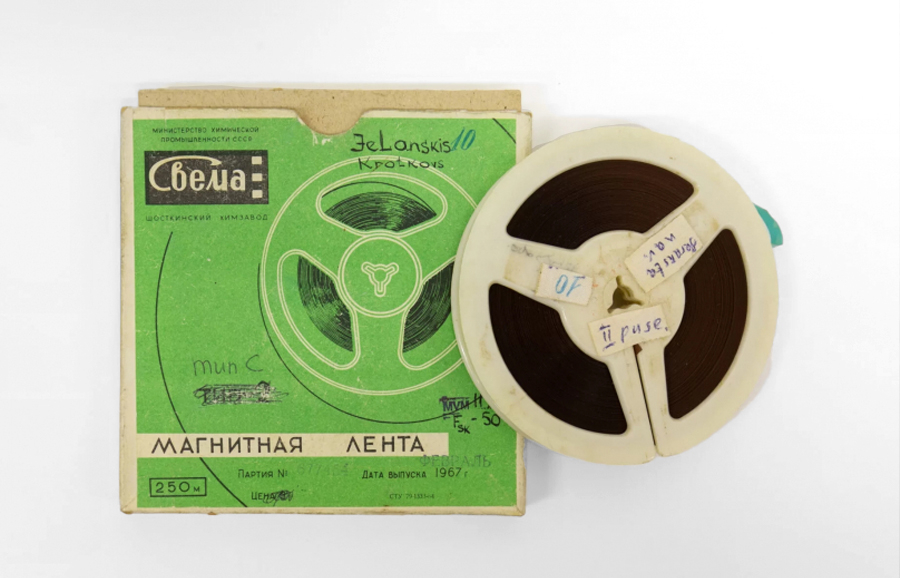 Audiokasete no MVM krājuma blakus zaļai iepakojuma kastei